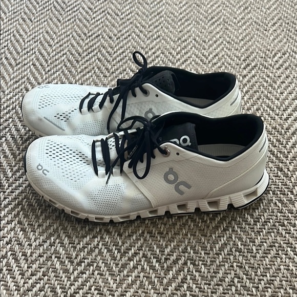 On Running White and Black Athletic Shoes Women’s Size 10 - Picture 3 of 6